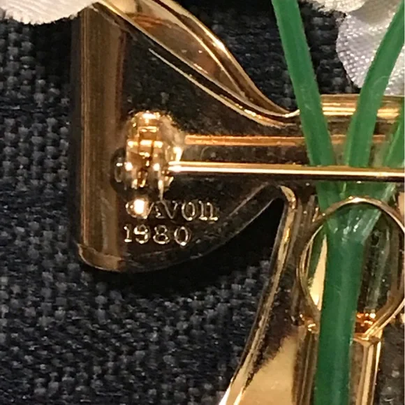 1980 AVON Gold Tone “Special Bouquet Corsage” Pin, Original Silk Flowers—Vintage - Picture 3 of 3